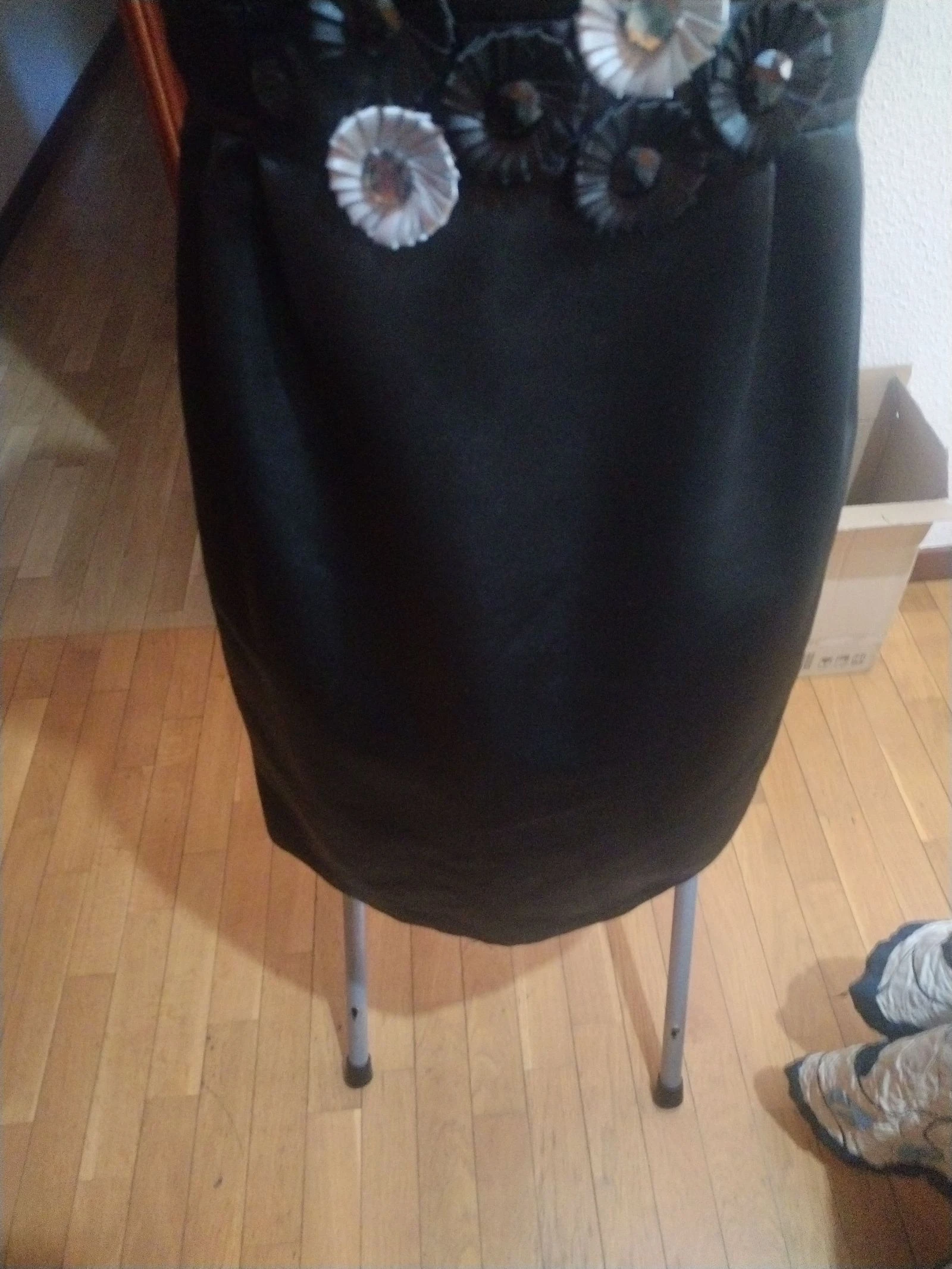 Un vestido de fiesta en negro con un toque en la cintura de flores y piedras – photo 4